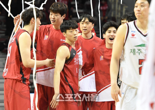 'NBA 출신' 얼 클락 앞세운 KGC, 오리온 81-73으로 꺾고 4위 도약