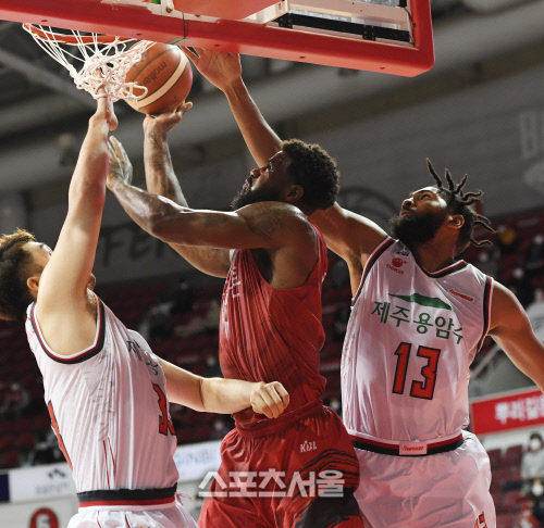 [포토] KGC 클록, 앞뒤로 막힌 수비 뚫고