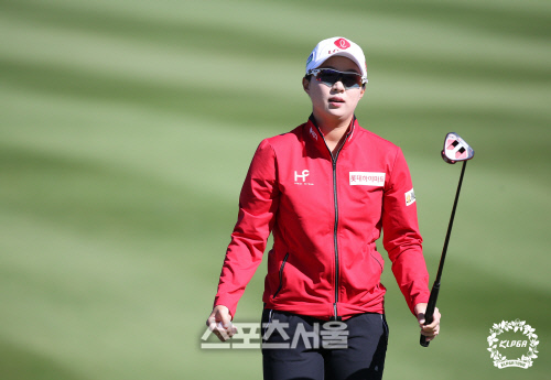 김효주 1번홀 파세이브후 홀아웃하고 있다