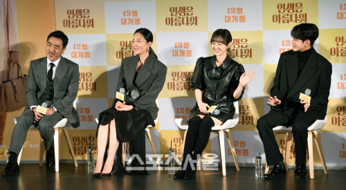 [포토]류승룡-염정아-박세아-옹성우, 다 함께 노래를!