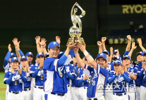 [SS포토]우승 트로피 들어올리는 이대호와 정근우