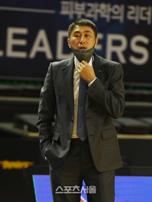 [포토] 이상민 감독 '경기 안풀리네'