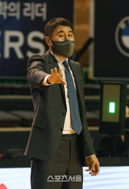 [포토] 이상민 감독 '천천히'