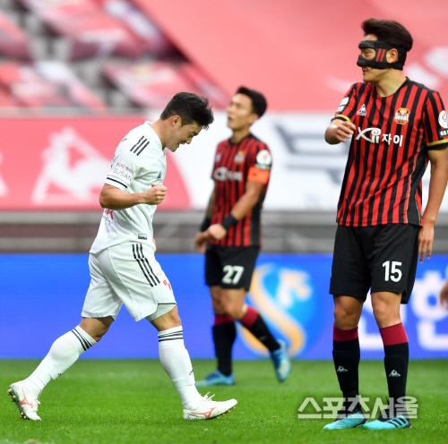 환상의 발리슛 이규성, 주먹불끈 쥐며 자축[포토]