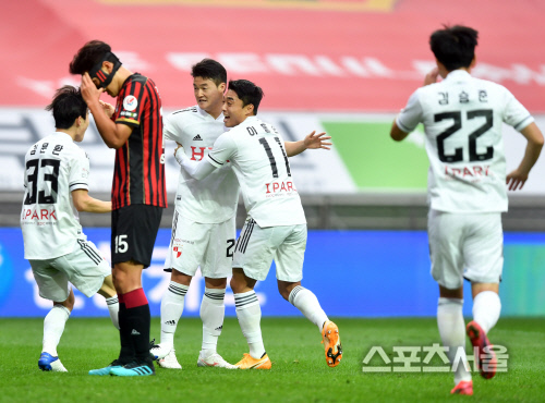 환상의 발리슛 이규성, 선제골 자축하는 부산선수들[포토]