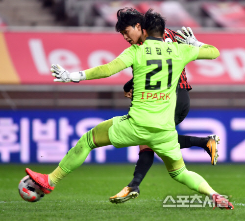 골키퍼 발에 막히는 윤주태의 결정적 슈팅[포토]