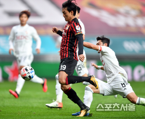 박종우 따돌리며 슈팅날리는 윤주태[포토]