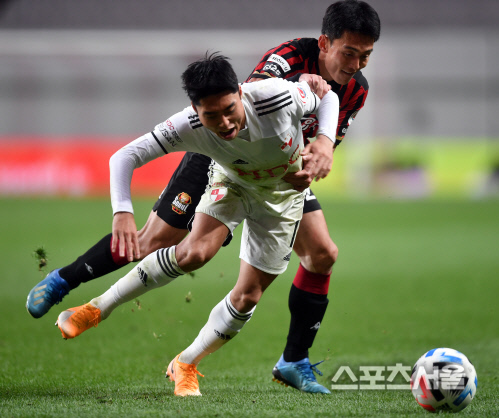 '치열한 볼다툼' 윤주태와 이동준[포토]