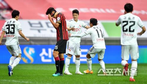 환상의 발리슛 이규성, 선제골 자축하는 부산선수들[포토]