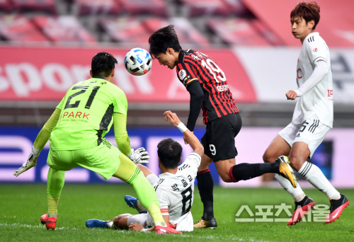골키퍼와 1:1 아쉬운 윤주태[포토]