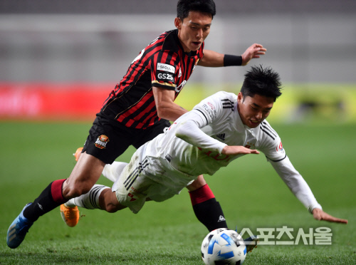 '치열한 볼다툼' 윤주태와 이동준[포토]