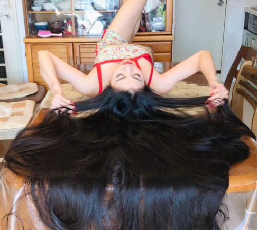 실물 '라푼젤'의 탄생, 15년간 머리카락 자르지 않은 日 출신 모델 [B급통신]