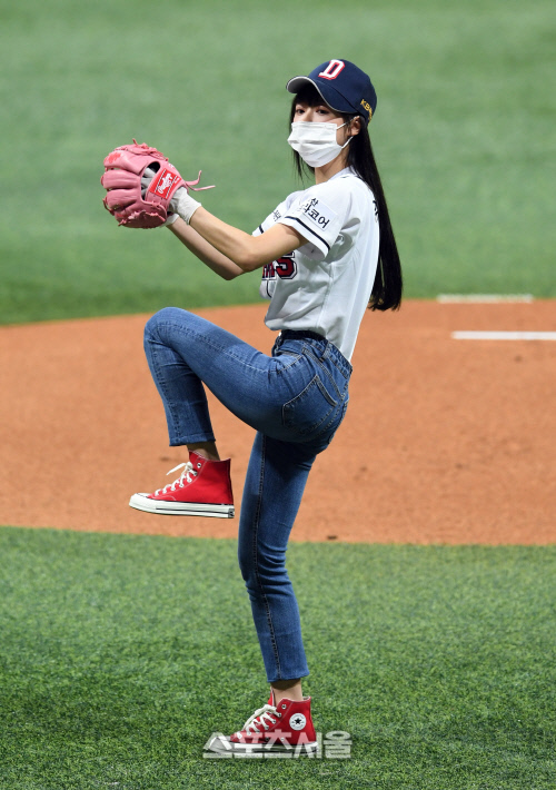 [포토]오마이걸 유아 시구, 각선미 뽐내며!