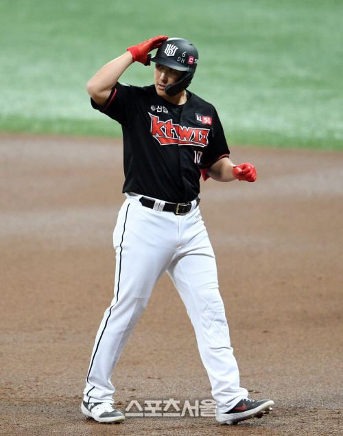 [포토]첫 타석부터 안타 뽑아내는 KT 황재균