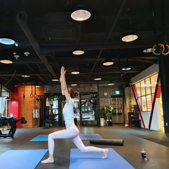 '정우♥' 김유미, 흰 레깅스핏이 돋보이는 운동인증샷 [★SNS]