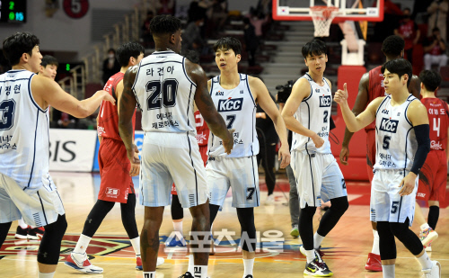 [포토] KCC, 81-73으로 KGC 꺾고 5연승 질주