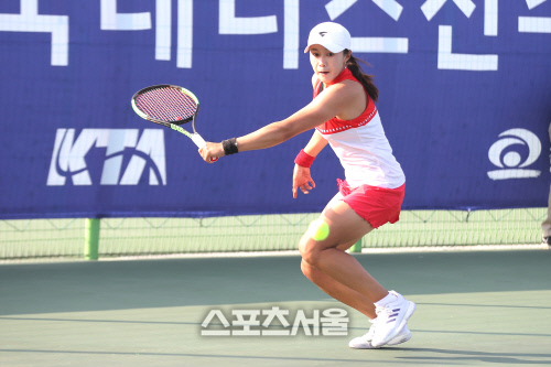 한나래의 백핸드샷