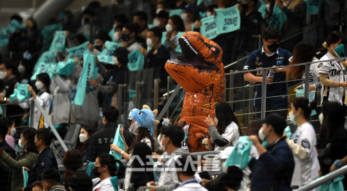 [포토] NC \'우리는 곰 잡는 공룡\'