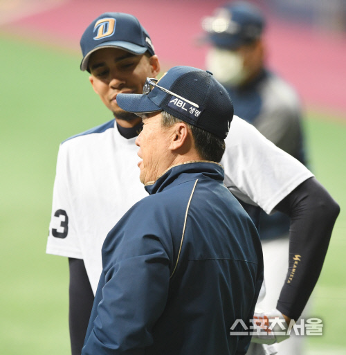 [포토] NC 이동욱 감독, 알테어를...어찌해야?