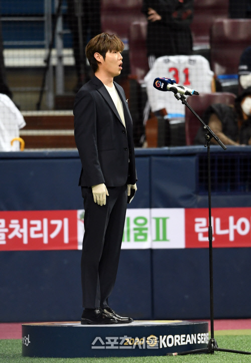 [포토]\'팬텀싱어\' 손태진, 한국시리즈 2차전 애국가