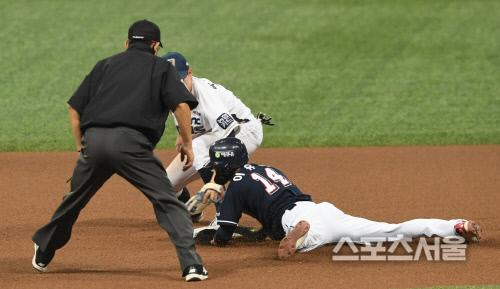 [포토] 두산 이유찬, 과감한 태그업 플레이!