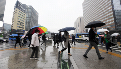 [오늘의 날씨] 이례적인 가을 폭우…그친 뒤 겨울 날씨