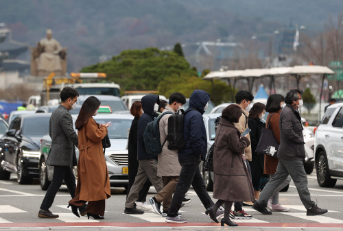 이상 고온→폭우 후 뚝 떨어진 기온, 아침 최저 5도. 강원도 얼음