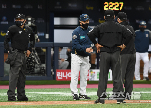 [포토] NC 이동욱 감독, 비디오 판독 결과에 이의가...