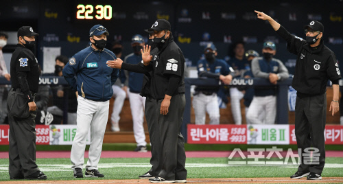 [포토] NC 이동욱 감독, 아무래도 정수빈 사구 판정은...