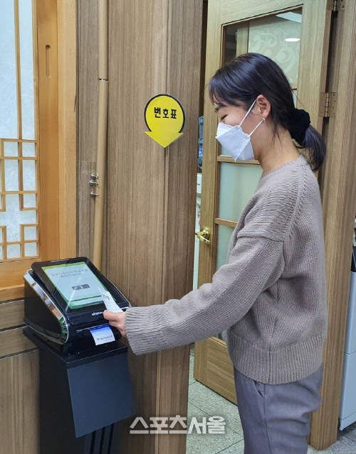 1민원실서 대기표를 뽑는모습. 제공=경기도