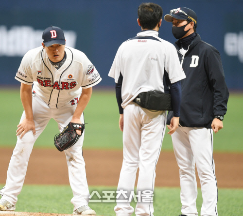 [포토] 김강률, 우측 허벅지 경련으로 교체