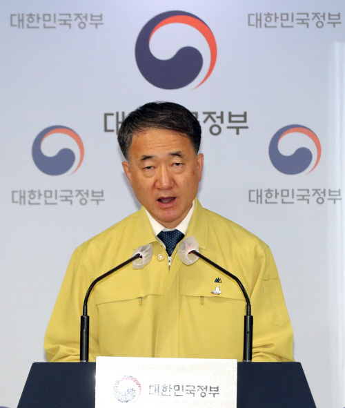 박능후 \'코로나 3차 유행 본격화…대단히 심각하고 엄중한 상황\'