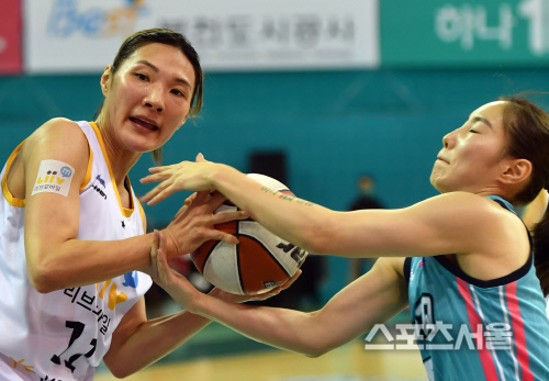 치열한 리바운드다툼 최희진과 김지영 [포토]