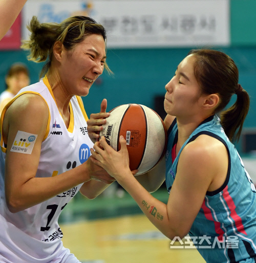 치열한 리바운드다툼 최희진과 김지영 [포토]