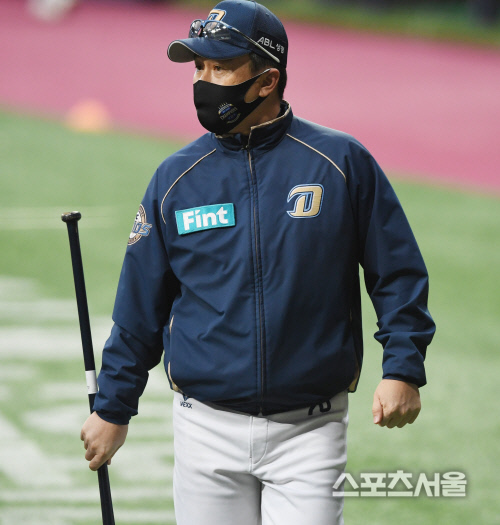 [포토] NC 이동욱 감독, 오늘은 방망이가 어떨까?