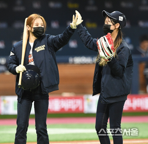 [포토] '이달의 소녀' 츄-희진, KS 5차전의 시구와 시타!