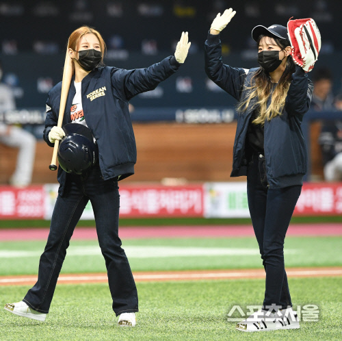 [포토] '이달의 소녀' 츄-희진, 한국시리즈로 인사드려요~