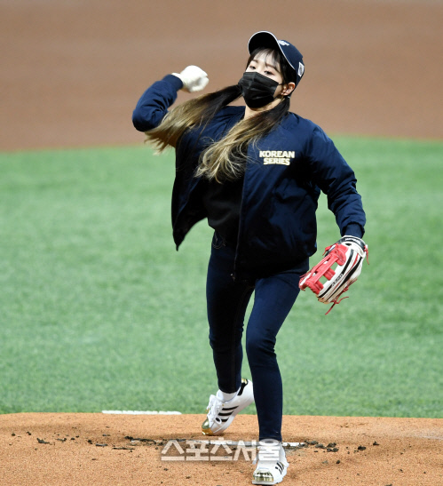 [포토] 시구하는 이달의 소녀 츄