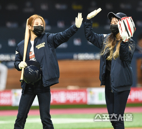 [포토] '이달의 소녀' 츄-희진, 한국시리즈를 빛내는... 시구와 시타!