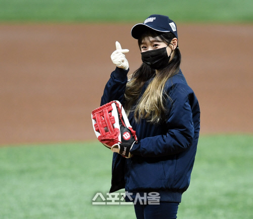 [포토] 시구하는 '이달의 소녀' 츄, 하트 발사