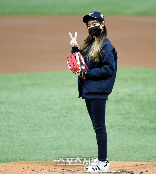 [포토] '이달의 소녀' 츄, 사인 교환도 귀엽게