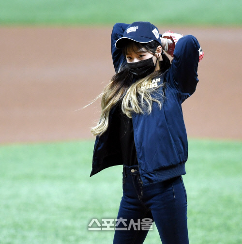 [포토] '이달의 소녀' 츄, 포수 바라보는 섹시한 눈빛