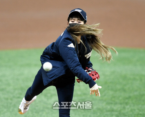 [포토] 시구하는 츄 '볼이 어디로 가는거야?'