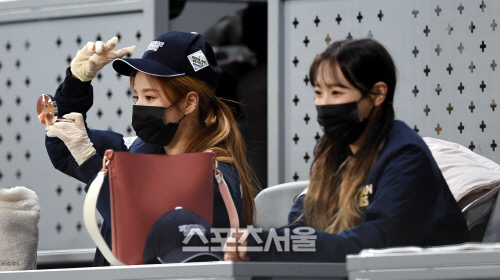 [포토] '이달의 소녀' 희진. '모자 잘 어울리네'