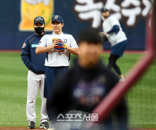 [포토] 훈련 지켜보는 이동욱 감독