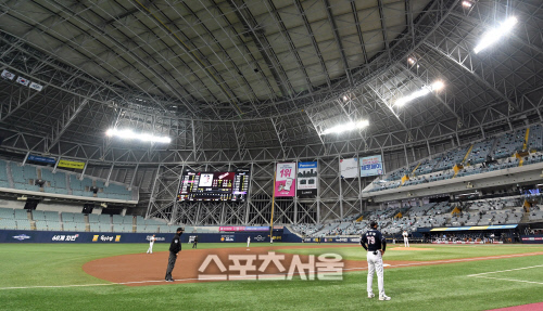 [포토]10% 입장 한국시리즈 6차전, 외야는 관중 없이!