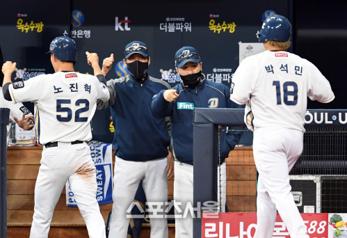 [포토]두 명의 득점 주자 반기는 NC 이동욱 감독