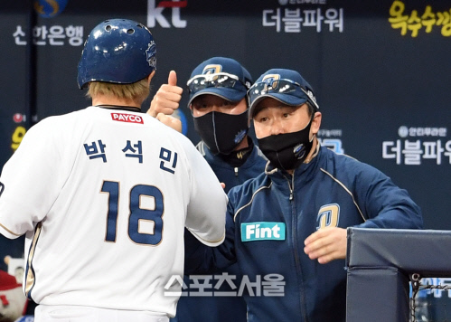 [포토]박석민의 득점 반기는 이동욱 감독