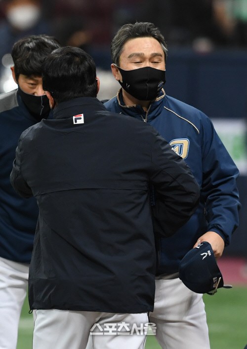 [포토]김태형 감독의 축하를 받는 이동욱 감독