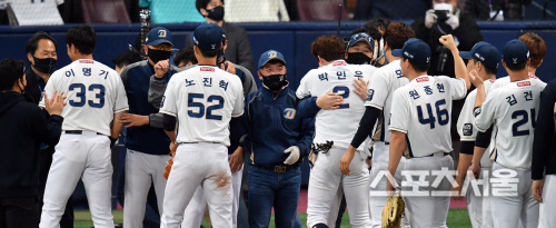 선수들 안아주는 이동욱 감독과 김택진 구단주[포토]